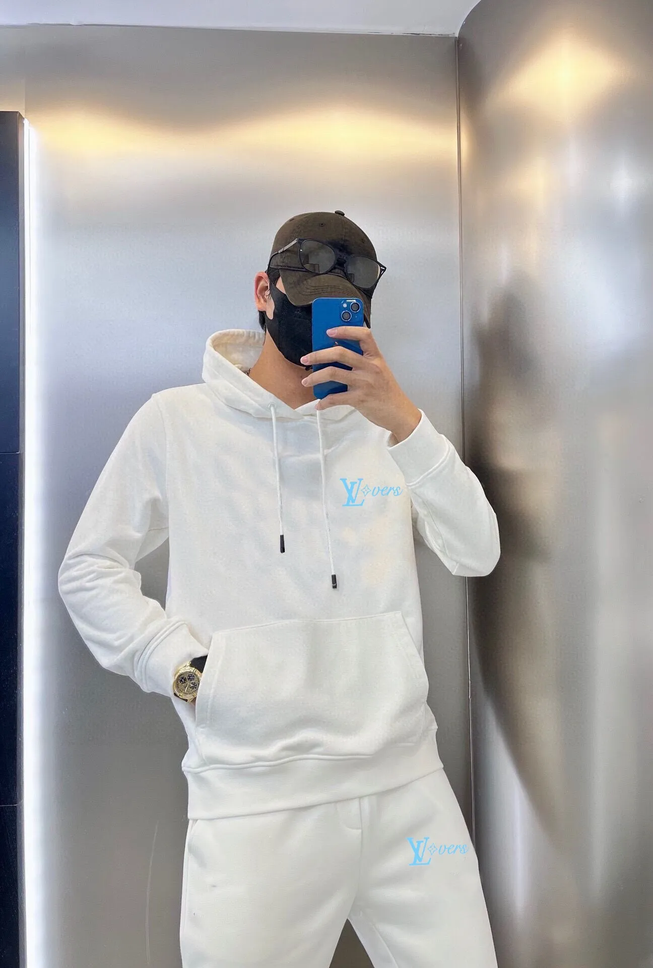 🅿️400 direct batch [LV Louis Vuitton] (Fat Man Gospel) hot-selling suit is coming. Focus on the original version of the official website. 2025 new hot-selling sweatshirt suit. The original order is the best. 🇭🇰The meticulous work of top designers. Just for a fitting and perfect upper body effect. 100% natural high-quality Roman cotton, close-fitting comfort, noble and elegant! Original hardware embodies elegance and nobility! Counter size: M-5XL (maximum wear up to 220 pounds)